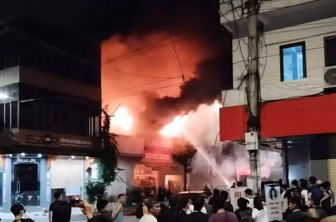 Cháy lớn tại cửa hàng phụ tùng xe máy điện ở Bắc Giang