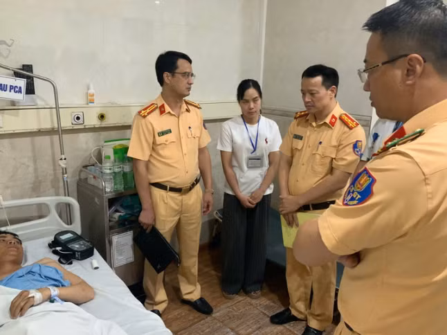 Ô tô tải húc xe CSGT, thượng úy cảnh sát cơ động bị gãy tay