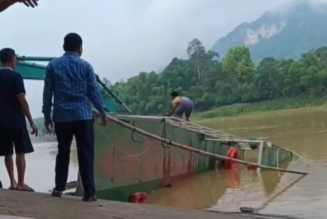 Đò chở học sinh bị lật trên sông Mã ở Thanh Hóa