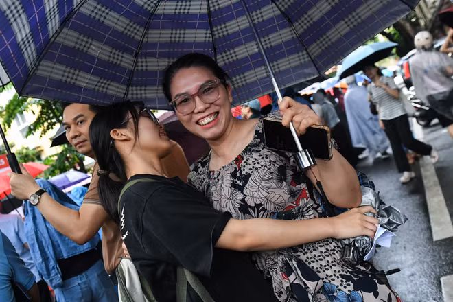 Thí sinh Hà Nội rạng rỡ sau buổi thi, nhận định đề "dễ thở"