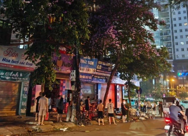 Cháy cửa hàng hoa ở Hà Nội, cảnh sát phá cửa cuốn để dập lửa