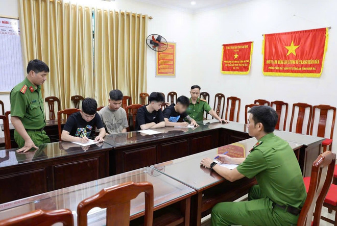 Bắt nhóm đối tượng ném gạch vào người đi đường để dương oai