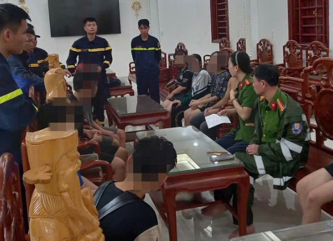 Giải cứu 11 học sinh mắc kẹt khi đi tắm suối ở Hòa Bình