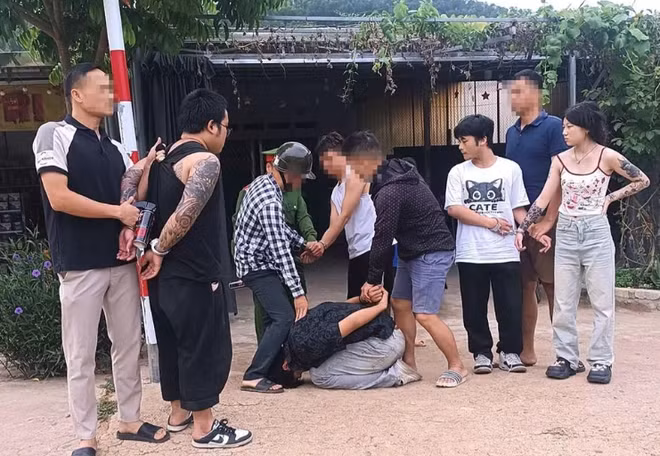 Bắt 4 đối tượng xịt hơi cay, cướp ô tô trên cao tốc