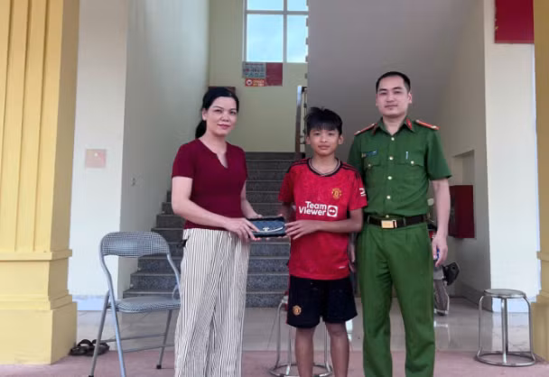 Nam sinh lớp 6 trả lại ví tiền cho người đánh mất 