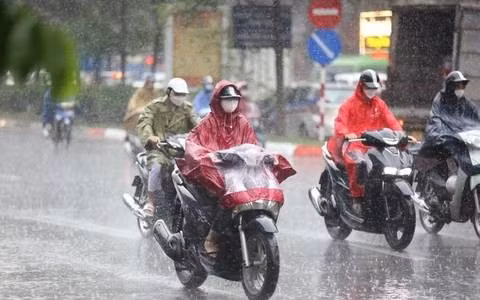 Cảnh báo mưa lớn cục bộ kèm dông lốc, sét tại khu vực Hà Nội