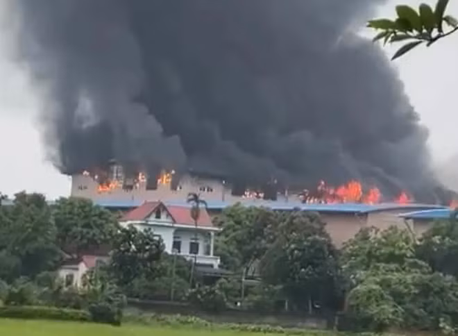 Cháy lớn tại xưởng sản xuất giày da ở Vĩnh Phúc 