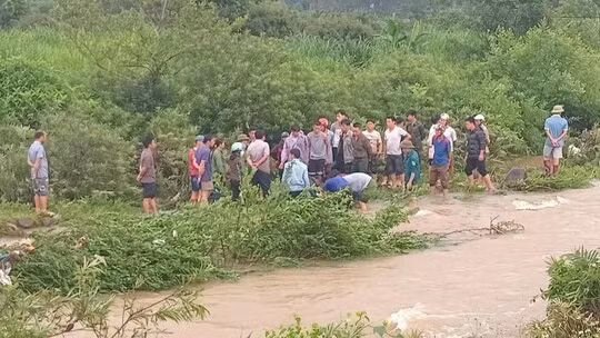 Nữ sinh lớp 11 bị lũ cuốn tử vong ở Hòa Bình