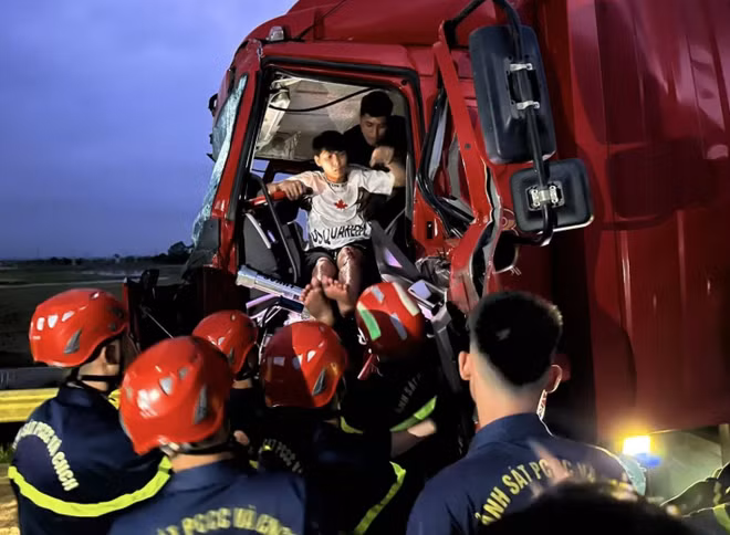 Giải cứu tài xế mắc kẹt trong cabin sau vụ tai nạn