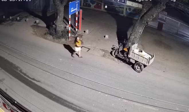 Người dân truy đuổi kẻ nghi trộm xe công nông ở Hà Nội