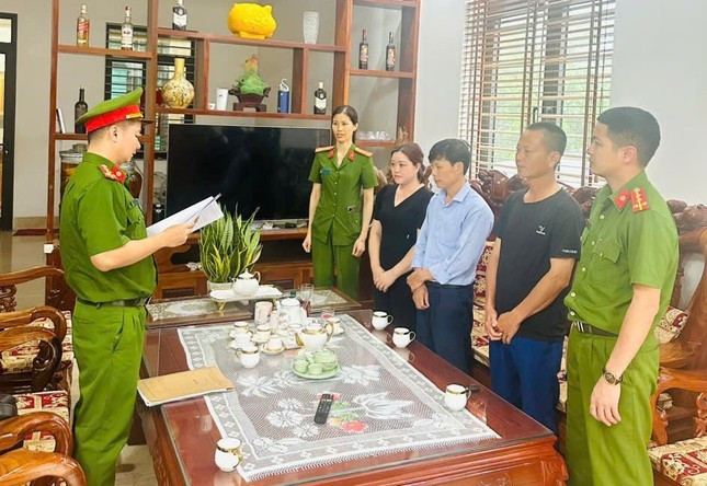 Khởi tố nữ chủ xưởng sản xuất hàng loạt đồ ăn vặt giả