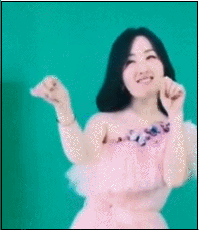 Nụ cười ngọt ngào cũng như những động tác nhí nhảnh, đáng yêu trong đoạn clip được đăng tải, Dương Ngọc Oánh vẫn giữ những nét trẻ trung khiến nhiều người vô cùng ngưỡng mộ cho dù cô đã gần 50 tuổi.