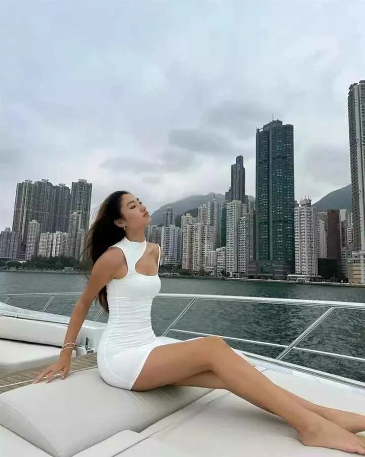 Con gái Vương Phi và dàn ái nữ Cbiz đọ body gợi cảm