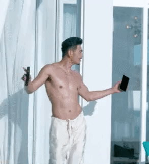 Theo Sohu, cụm từ "diễn xuất dầu mỡ" là chỉ cách diễn làm màu, ra vẻ, cố tỏ ra ngầu, đẹp, quyến rũ hay dễ thương nhưng không hợp độ tuổi hoặc cách diễn thiếu tự nhiên, bị khán giả chê bai.