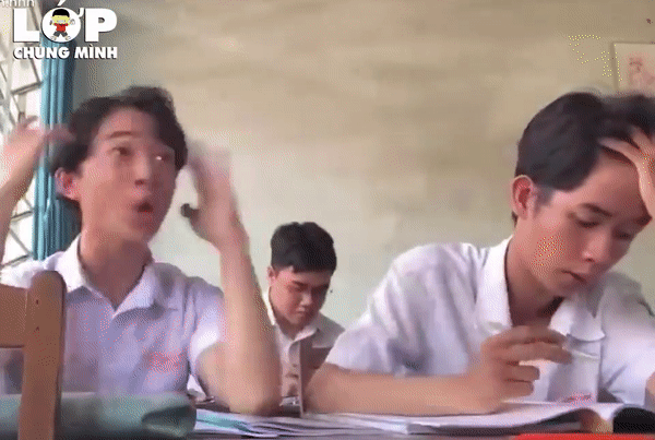 Cuoi lan bieu cam cua nam sinh khi ngoi canh ban noi khong ngung