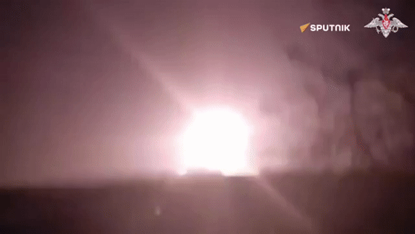 Trong clip, có thể thấy tên lửa Buk-M1 lao vút lên trời đêm, tạo ra một quả cầu sáng và luồng khói đen phía sau. Khi Buk chạm tên lửa đối phương, nó đã tạo ra một vụ nổ như pháo hoa.