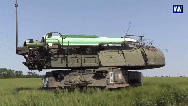 Buk-M1 được thiết kế với vai trò hệ thống phòng không chiến thuật chiến trường chuyên đi theo bảo vệ đội hình tiến quân của các sư đoàn cơ giới. Tổ hợp này đã lập nên vô số chiến công tại chiến trường Trung Đông.