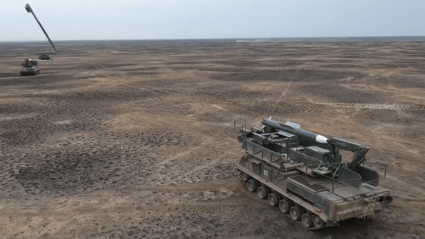 Xe mang phóng tự hành trang bị radar (TELAR) 9A310M1 của Buk-M1 sử dụng radar dẫn đường và nhận dạng mục tiêu nâng cấp, giúp tăng cự ly hoạt động thêm 25 - 30% so với phiên bản tiền nhiệm.