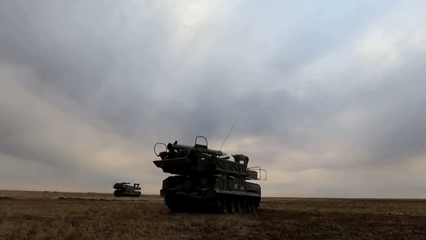 Tổ hợp Buk-M1 trang bị đài chỉ huy 9S470M1 hoàn toàn mới, giữ vai trò trung tâm, điều phối hoạt động và liên kết các thành phần khác, đồng thời theo dõi, đánh giá và phân tích kết quả sau khi tên lửa được phóng đi.