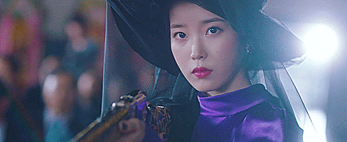 Vốn là bà chủ của một khách sạn ma quái lại chịu sự nguyền rủa sống qua biết bao nhiêu thập kỉ không ngạc nhiên khi xuyên suốt các tập phim những bộ trang phục mà IU diện đều mang đậm âm hưởng từ những thập niên trước. IU không ngại diện những chiếc váy bias-cut lụa đậm vẻ yêu kiều từ những năm 1930 đến những thiết kế cổ cao thời Edwardian.