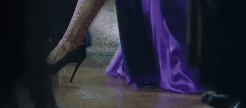 Thường thì những bộ trang phục phong cách retro như vậy sẽ được cải biên lại một chút về chiều dài hoặc hạ thấp đường viền cổ áo để trông hiện đại. Nhưng trong phim Man Wol lại kết hợp những bộ cánh với trâm cài, trang sức đá quý, quạt và găng tay vẫn toát lên sự tinh tế và không làm mất đi chất quý tộc của trang phục.