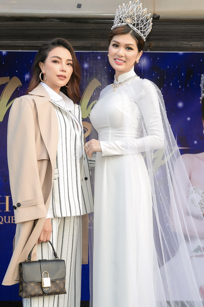 Chung khung hình đọ sắc vóc cùng Trà Ngọc Hằng - mẹ đơn thân sexy nhất nhì Vbiz, Oanh Yến cho thấy ngoại hình của mình cũng chẳng hề kém cạnh dù cô chỉ mặc áo dài kín đáo.