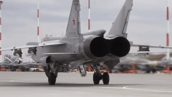 Thời điểm ra đời, tiêm kích MiG-29 với tên lửa R-73 được điều khiển qua mũ phi công đã thể hiện khả năng không chiến tầm gần vượt trội so với máy bay phương Tây.