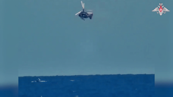Video tại hiện trường cho thấy một trực thăng Kamov Ka-29 bay vòng quanh xuồng tự sát Sea Baby của Ukraine, trước khi bắn đạn vào mục tiêu.