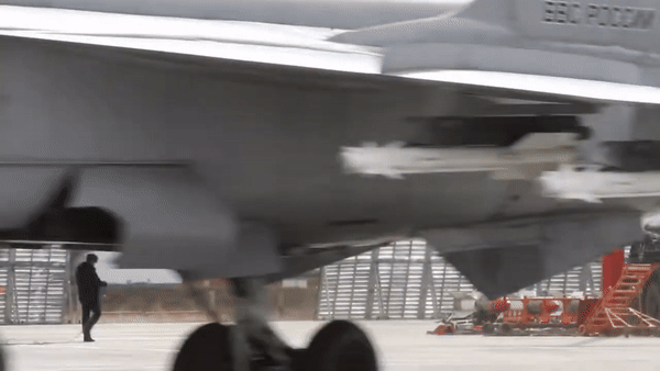 R-73 nằm trong kho vũ khí của tiêm kích MiG-23MLD, MiG-29, MiG-31 và Su-27, Su-30, Su-35 cũng như các loại trực thăng Mi-24, Mi-28, Ka-50, Ka-52...