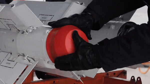 Thiết kế của tên lửa R-73 có các cánh khí động học ở phía đầu, thân tên lửa bao gồm các thành phần như đầu dò tín hiệu nhiệt, hệ thống lái khí động bề mặt, thiết bị điều khiển bay, ngòi nổ, đầu nổ sát thương.