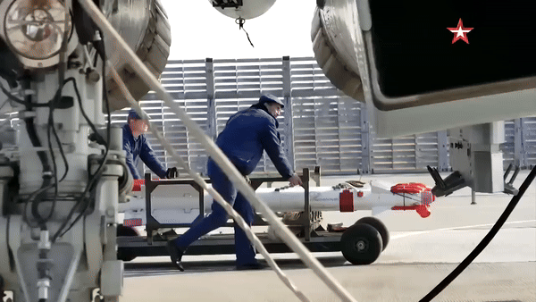 Tên lửa R-73 hiện được trang bị cho các loại chiến đấu cơ để sử dụng trong các cuộc không chiến tầm gần bên cạnh những loại tên lửa dẫn đường bằng radar hiện đại khác.