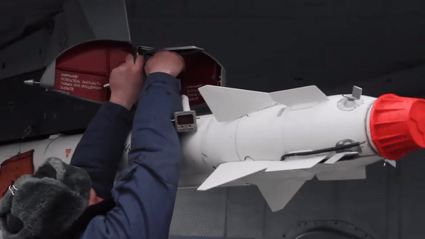 Thành phần chiến đấu của tên lửa bao gồm ngòi nổ chủ động kích hoạt bằng radar hoặc laser và ngòi nổ chạm đích, tiếp theo là đầu nổ nặng 8 kg.