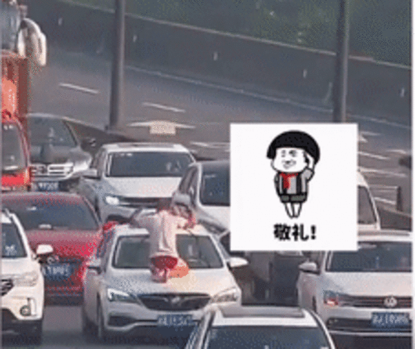 Ong chu bat ngo coi do, lao ra duong an va roi danh canh sat-Hinh-3