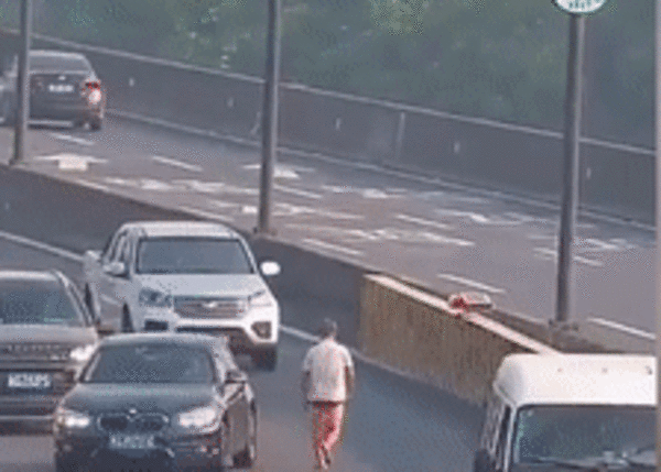 Ong chu bat ngo coi do, lao ra duong an va roi danh canh sat-Hinh-2