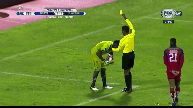 Video: Hai huoc cau thu nam lan an va khi... va cham trong tai-Hinh-2