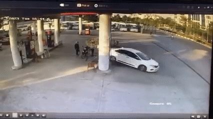 Tai xe o to lui xe dam do tru bom xang, gay buc xuc