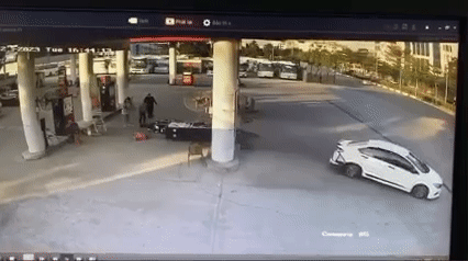 Tai xe o to lui xe dam do tru bom xang, gay buc xuc-Hinh-2