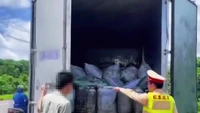 Đồng Nai: Bắt giữ xe tải chở 7 tấn mỡ động vật không rõ nguồn gốc