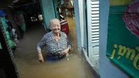 Cần Thơ ngập nặng do triều cường vượt báo động 3, nhà dân ngập đến nửa người