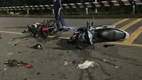 Hai xe máy tông trực diện tại cầu Bình Nhâm, ba người thương vong