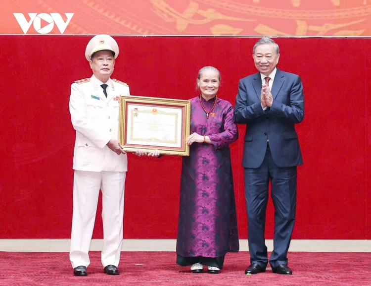 Thay mặt lãnh đạo Đảng, Nhà nước, Tổng Bí thư Tô Lâm đã trao danh hiệu “Anh hùng Lực lượng vũ trang nhân dân” cho đại diện gia đình cố Bộ trưởng Bộ Công an Lê Minh Hương. tbt-gap-mat-3.jpg