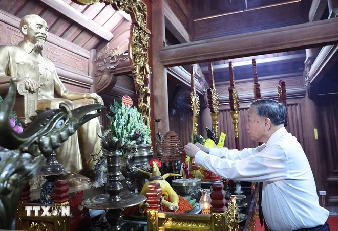 Thống Nhất/TTXVN tong-bi-thu-o-tan-trao-3.jpg