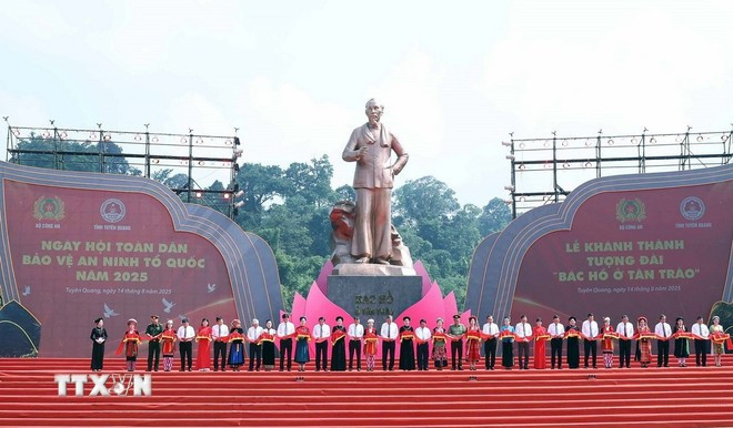 Thống Nhất/TTXVN tong-bi-thu-o-tan-trao-2.jpg