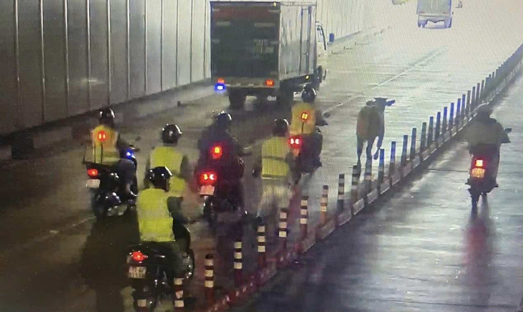 Bất ngờ con bò trắng tách đàn “xông” thằng vào đường hầm lớn nhất Đông Nam Á gây một phen náo loạn giao thông. 7b3838bd-369d-4ae4-b60a-5885b27c2bd7.jpg
