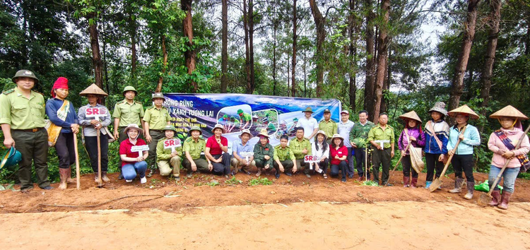 Các đại biểu chụp ảnh lưu niệm phat-dong-4.png