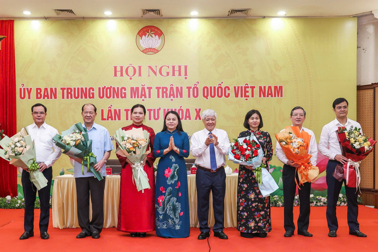 Chủ tịch Ủy ban Trung ương MTTQ Việt Nam Đỗ Văn Chiến và Phó Chủ tịch kiêm Tổng thư ký Nguyễn Thị Thu Hà chúc mừng 6 Phó Chủ tịch Ủy ban Trung ương MTTQ Việt Nam vừa được hiệp thương cử sáng 10/7. Ảnh: Quang Vinh mat-tran.jpg