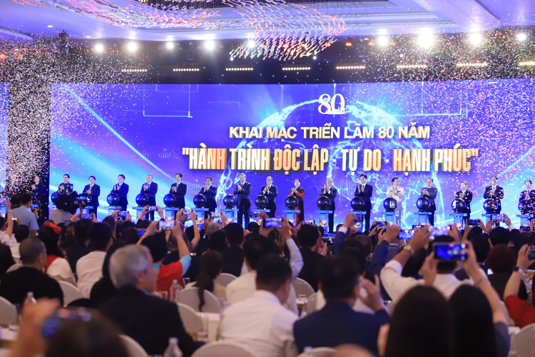 Các đồng chí lãnh đạo Đảng, Nhà nước thực hiện nghi thức khai mạc Triển lãm “80 năm Hành trình Độc lập - Tự do - Hạnh phúc”. gen-h-khai-mac-trien-lam.jpg