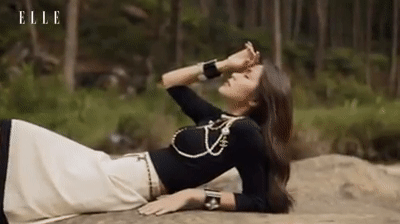 Những shot hình chụp của Hà Tăng trong các bộ cánh thanh lịch, quyến rũ với hai tông màu đen trắng, đây là tông màu tối giản yêu thích của mỹ nhân Việt trong style thời trang của cô.