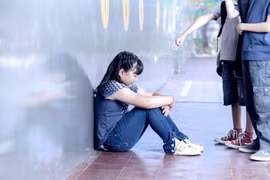 Con bị bắt nạt ở trường, cha mẹ nên làm gì?