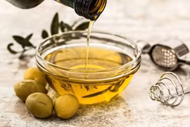 Có nên dùng dầu ô liu, dầu mè thay cho dầu ăn thông thường?